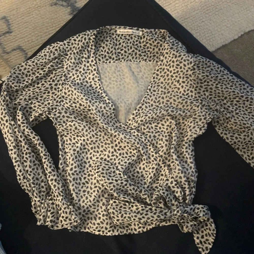 Abercrombie Women's Black and White Wrap Top - Picture 3 of 4